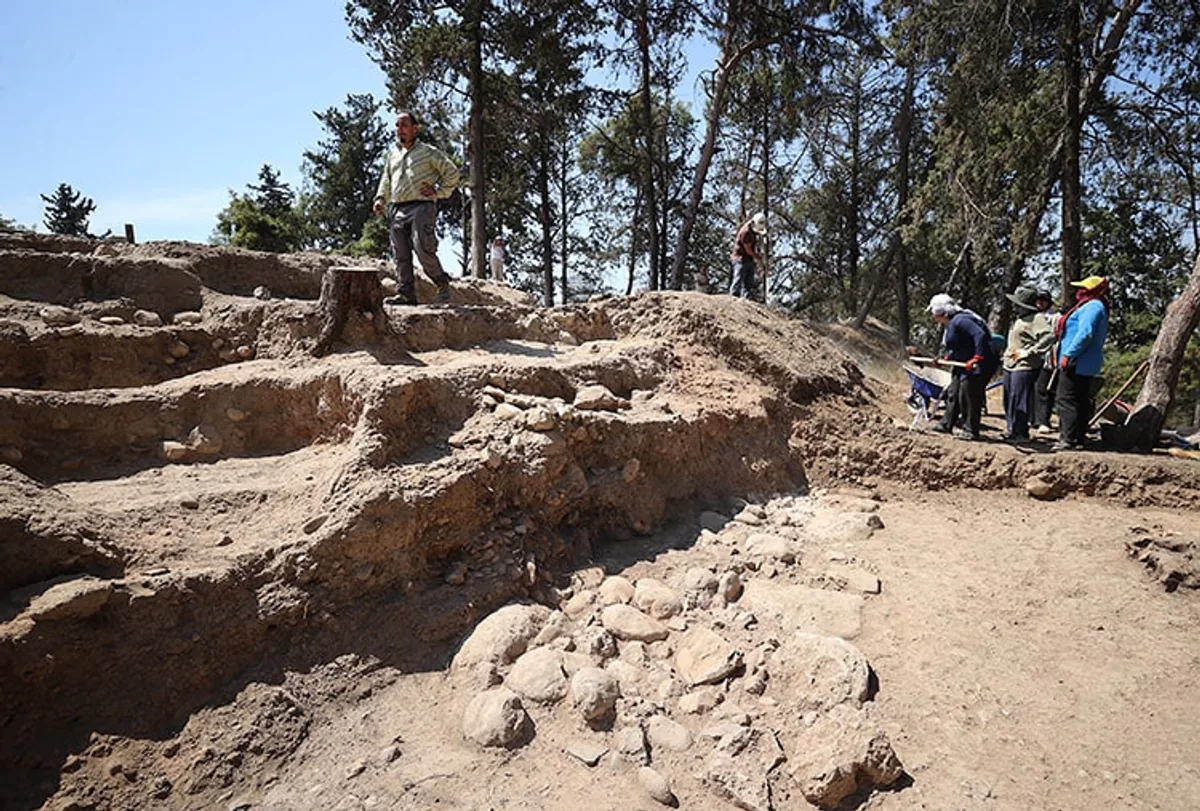 Arkeologlar, Yumuktepe Höyüğü’nde bulunan Hitit Sur Yapısını Araştırıyor Arkeologlar, Yumuktepe Höyüğü’nde bulunan Hitit Sur Yapısını Araştırıyor