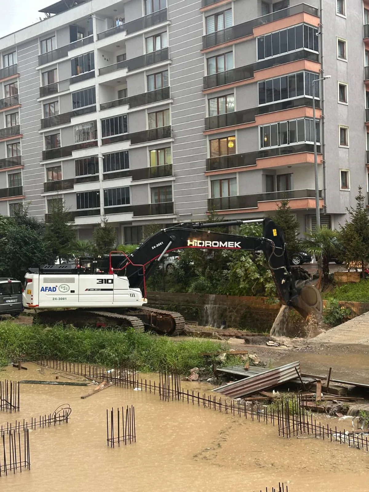 DSİ, Trabzon ve Giresun'da Yaşanan Olumsuz Hava Koşullarına Anında Müdahale Etti DSİ, Trabzon ve Giresun'da Yaşanan Olumsuz Hava Koşullarına Anında Müdahale Etti