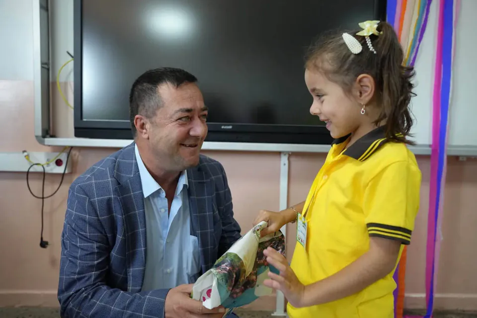 Subaşı Belediyesi 1. sınıf öğrencilerine ücretsiz üniforma dağıttı görseli