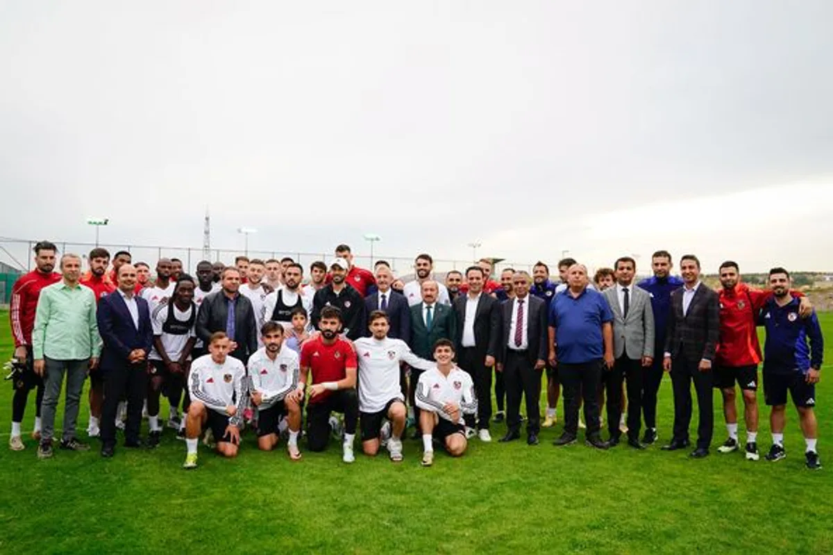 Gaziantep Futbol Kulübü'ne Belediye Başkanı Ziyareti Gaziantep Futbol Kulübü'ne Belediye Başkanı Ziyareti