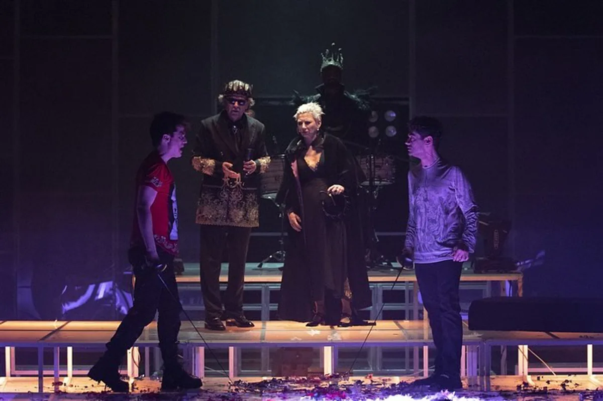 İzmir Devlet Tiyatrosu'ndan "Hamlet" Performansı İzmir Devlet Tiyatrosu'ndan "Hamlet" Performansı