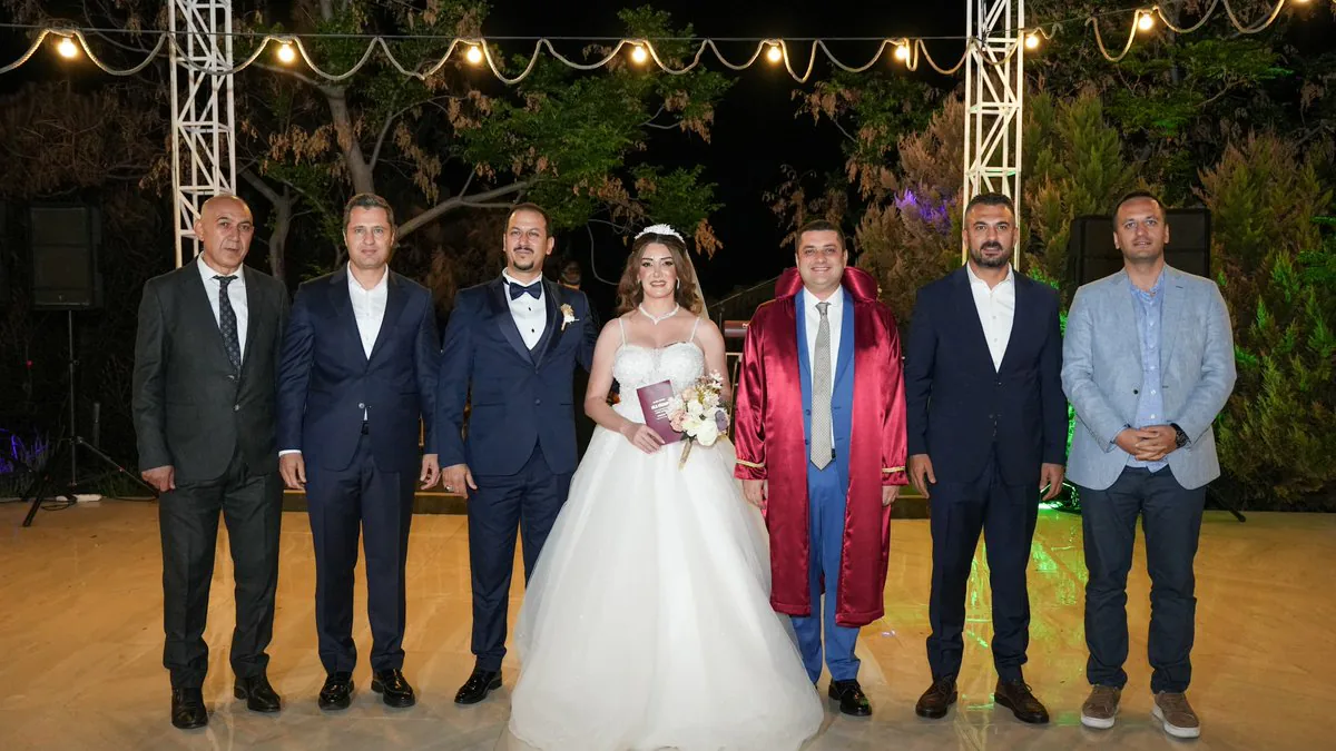 CHP Genel Başkan Yardımcısı Deniz Yücel, Banu Özdemir ve Gökhan Kahyaoğlu'nun Nikah Törenine Katıldı CHP Genel Başkan Yardımcısı Deniz Yücel, Banu Özdemir ve Gökhan Kahyaoğlu'nun Nikah Törenine Katıldı