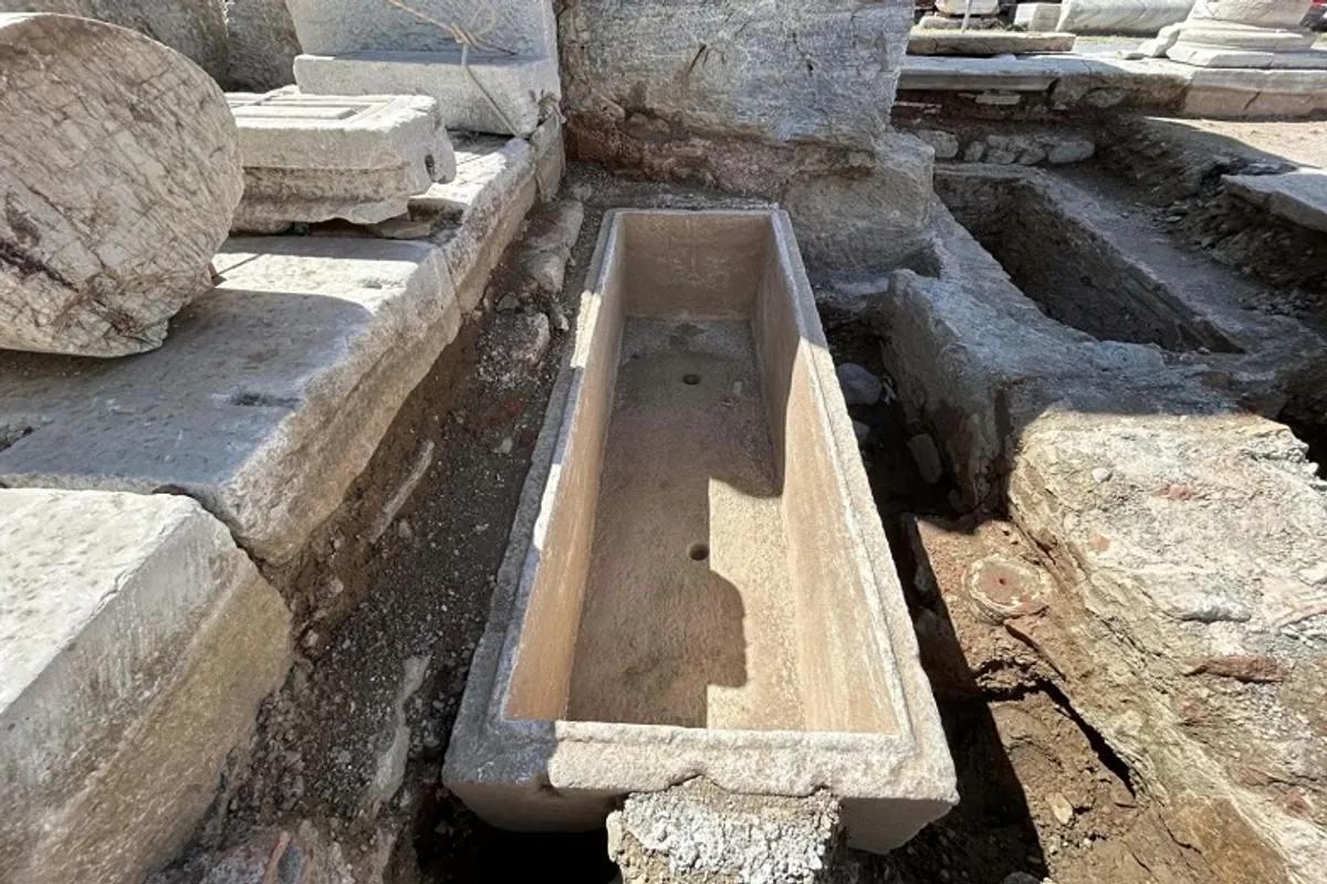 Ayasuluk Tepe’de 2300 Yıllık Lahit Bulundu Ayasuluk Tepe’de 2300 Yıllık Lahit Bulundu
