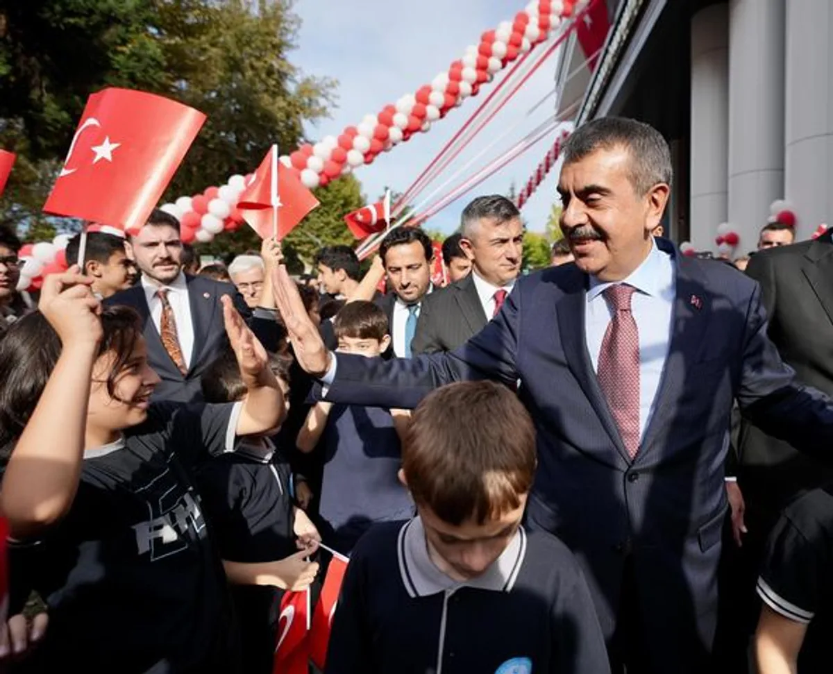 Bakan Tekin, İmam Hatip Lisesinin Açılışını Gerçekleştirdi Bakan Tekin, İmam Hatip Lisesinin Açılışını Gerçekleştirdi