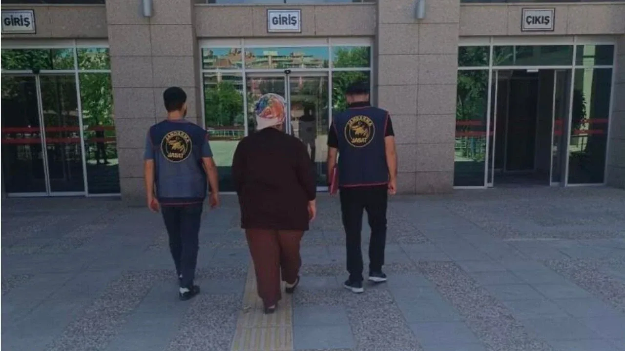 Batman'da 'Baron Abla' Lakaplı Hükümlü Jandarmaya Yakalandı Batman'da 'Baron Abla' Lakaplı Hükümlü Jandarmaya Yakalandı