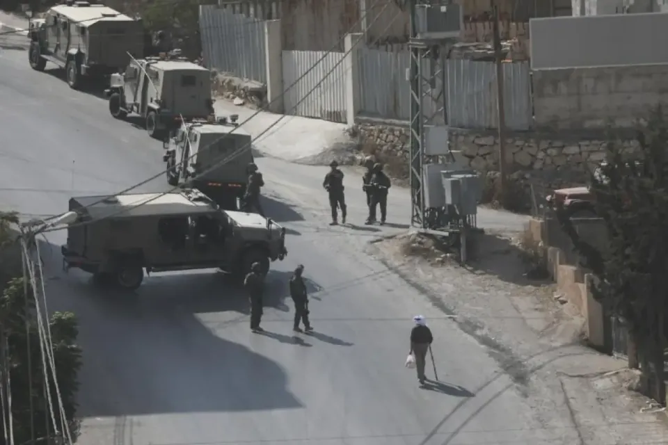 İsrail Ordusu El Halil'de 20 Araçla Baskın Başlattı: 2 Asker Öldü görseli