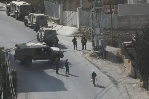 İsrail Ordusu El Halil'de 20 Araçla Baskın Başlattı: 2 Asker Öldü