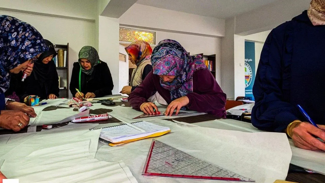 Turhal’da Kadınlar İçin Moda Tasarımı Sertifikası: Hedef Kendi Butiklerini Kurmak Turhal’da Kadınlar İçin Moda Tasarımı Sertifikası: Hedef Kendi Butiklerini Kurmak