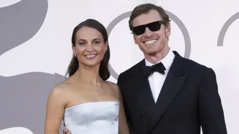 Vikander ve Fassbender, Venedik'te ikinci bebeklerinden sonra ilk kez el ele göründü