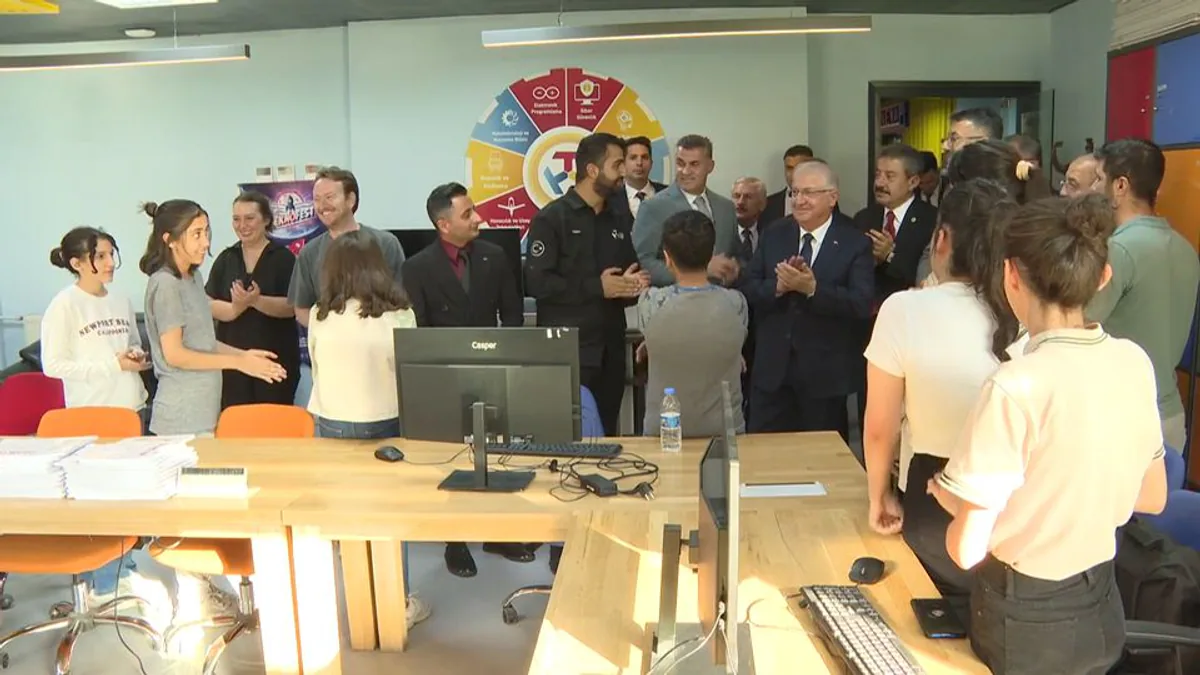 Bakan Güler Hakkâri'de Gençlerle Buluştu Bakan Güler Hakkâri'de Gençlerle Buluştu