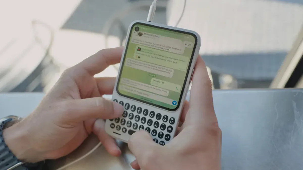 Clicks Akıllı Telefonu BlackBerry Tarzı Fiziksel Klavyesiyle Tanıtıldı Clicks Akıllı Telefonu BlackBerry Tarzı Fiziksel Klavyesiyle Tanıtıldı