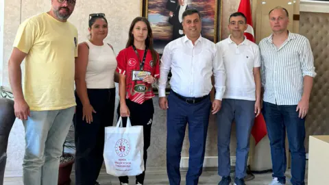 Balkan Şampiyonası'nda Gümüş Madalya Kazanan Milli Sporcu Nazife Manisa'da Ödüllendirildi