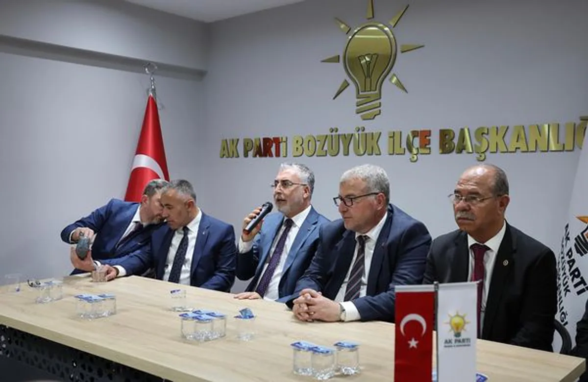 Bakan İshakhan, Bozüyük İlçe Başkanlığını Ziyaret Etti Bakan İshakhan, Bozüyük İlçe Başkanlığını Ziyaret Etti