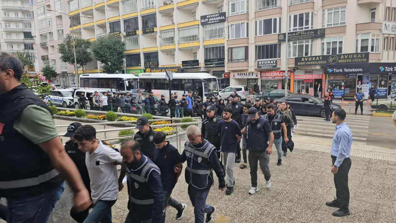 Çorum merkezli 4 ilde dolandırıcılık operasyonu: 18 gözaltı, 15 tutuklama Çorum merkezli 4 ilde dolandırıcılık operasyonu: 18 gözaltı, 15 tutuklama