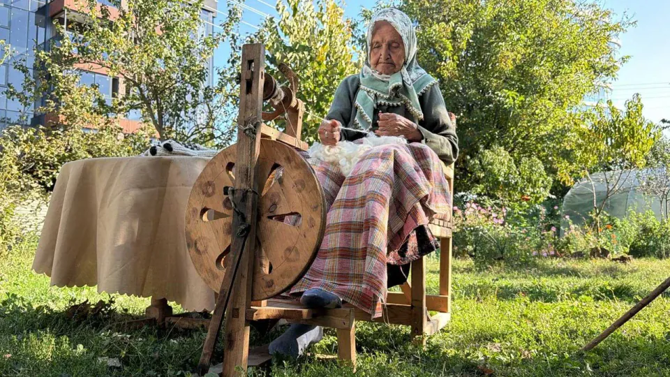 90 yaşında çıkrık başında: Mümtaze Teyze yarım asırdır yünü iplik yapıyor görseli
