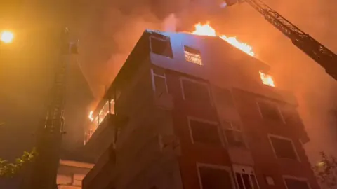 Güngören Merkez Mahallesi'nde Yangın: 5 Katlı Metruk Binanın Çatısı Yandı
