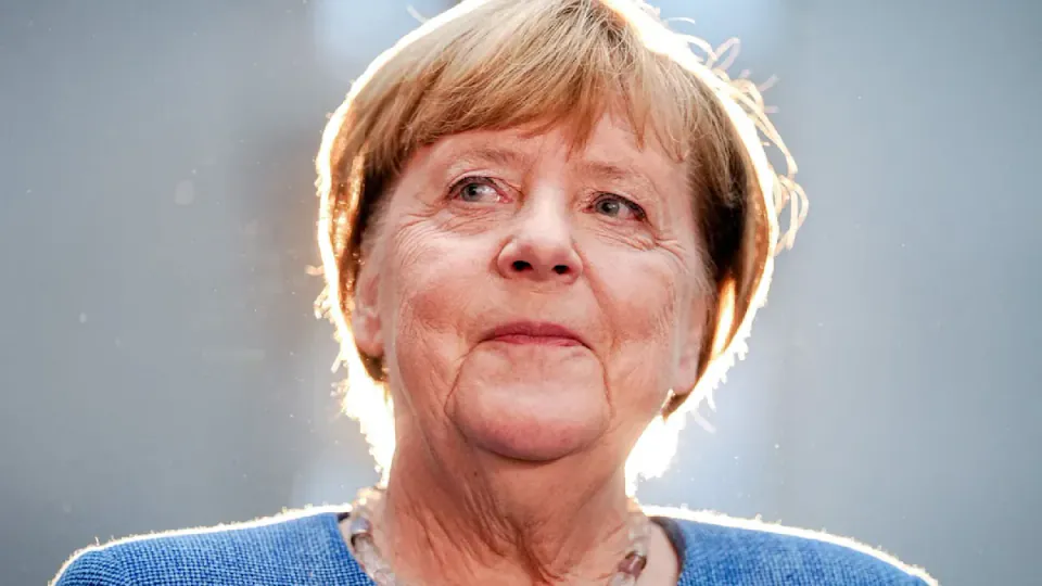 Merkel: "Demokrasi için daha çok mücadele etmeliyiz, AfD'yi sürekli anarak büyütmeyin" görseli