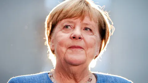 Merkel: "Demokrasi için daha çok mücadele etmeliyiz, AfD'yi sürekli anarak büyütmeyin"