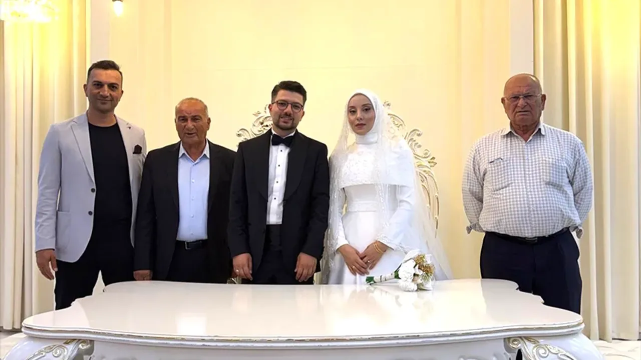 Batman'da Görkemli Düğün: Yunus Kaya ve Merve Gül Yıldız Evlendi Batman'da Görkemli Düğün: Yunus Kaya ve Merve Gül Yıldız Evlendi