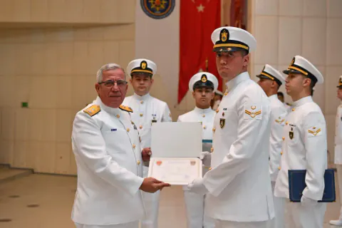 Deniz Astsubay Meslek Yüksekokulu'nda Mezuniyet Heyecanı: Yeni Görev Yerlerine Atanıyorlar