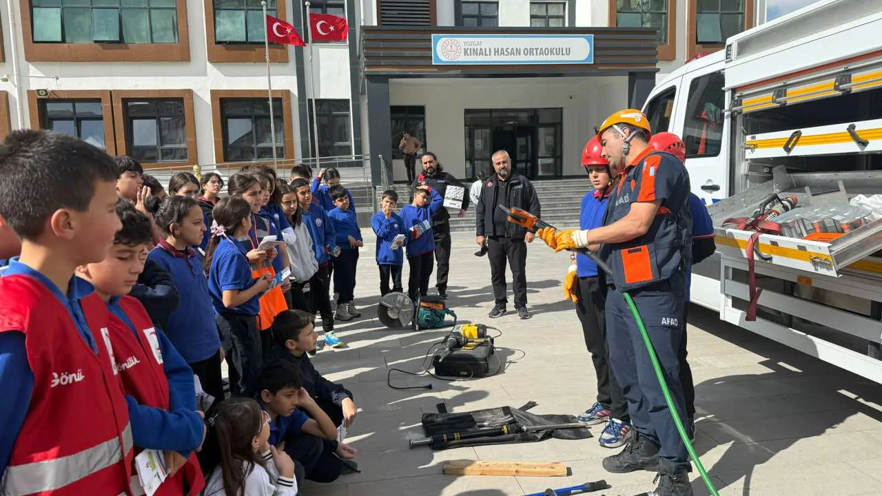 Yozgat'ta Afet Farkındalığı Çağrısı: "Hazırlık Evde Başlar" Yozgat'ta Afet Farkındalığı Çağrısı: "Hazırlık Evde Başlar"