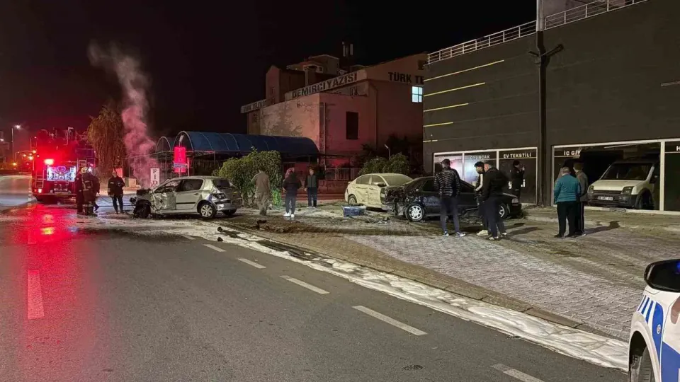 Kayseri Melikgazi'de kontrolden çıkan araç 3 araca çarptı, alev aldı: 2 yaralı görseli