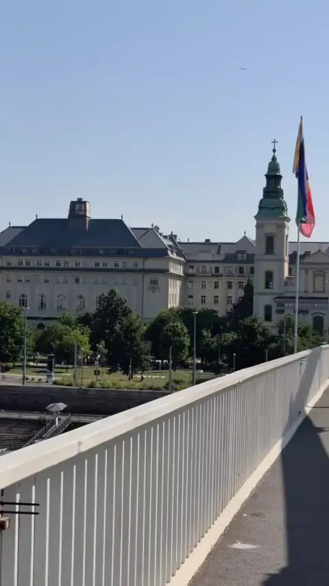 Budapeşte'de Yeni Dönem: Elisabeth Köprüsü'ne Gökkuşağı Bayrakları Asıldı