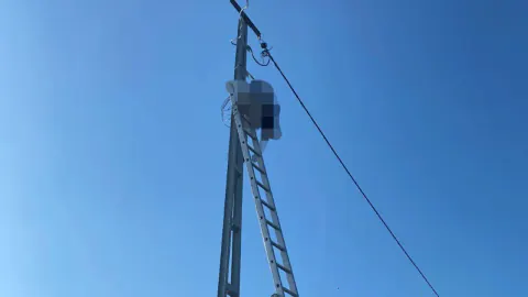 Kocaali'de elektrik direğine tırmanan ustası akımda hayatını kaybetti