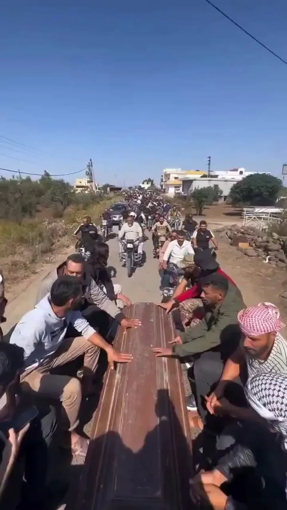 Suriye'nin Deraa'sında İsrail saldırısında ölülen kişi toprağa verildi: Cenaze töreni protestoya döndü görseli