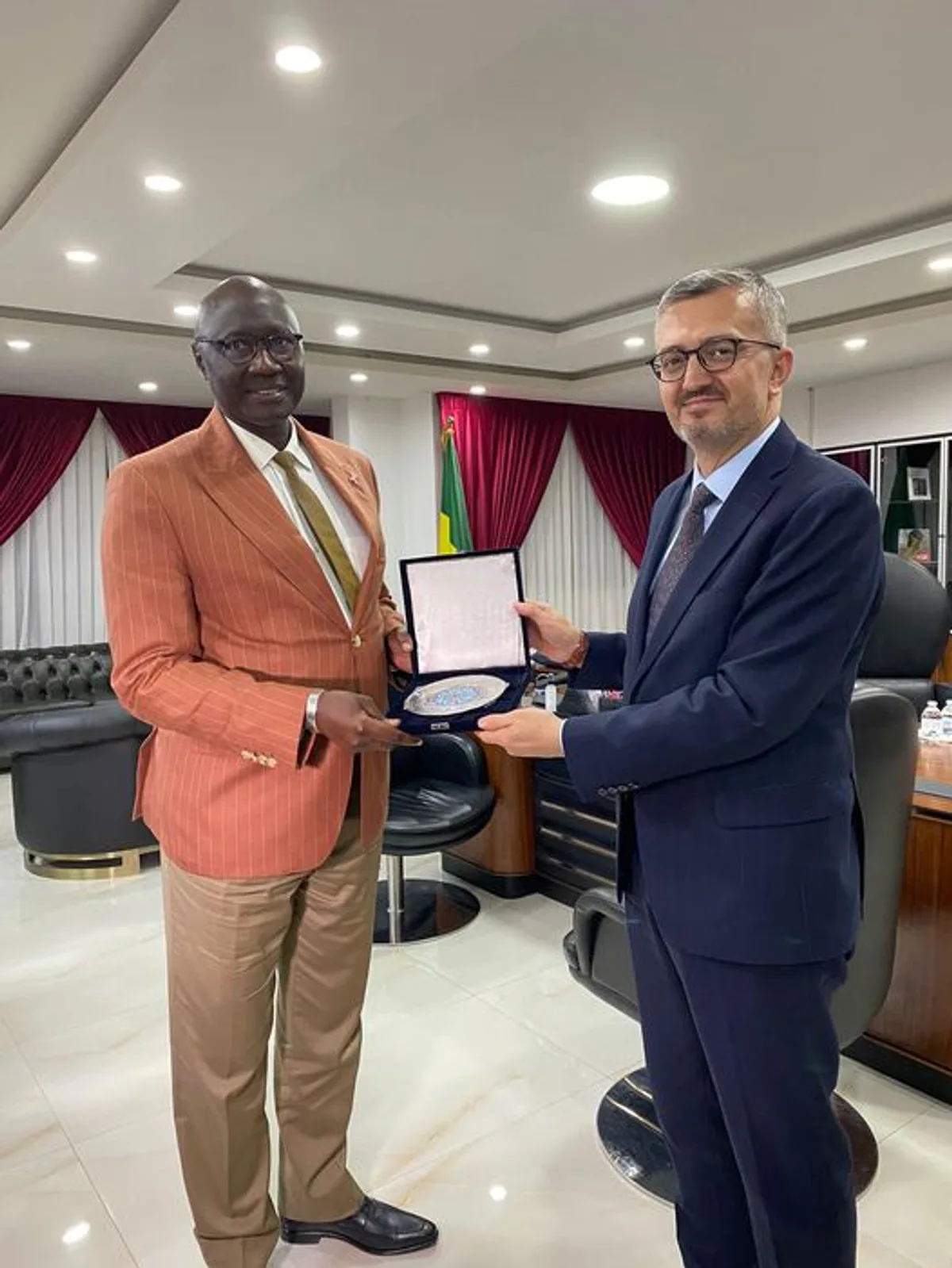 Bakan Yardımcısı Burhanettin Duran, Senegal Ziyaretinde Askeri İşbirliğini Güçlendirdi Bakan Yardımcısı Burhanettin Duran, Senegal Ziyaretinde Askeri İşbirliğini Güçlendirdi