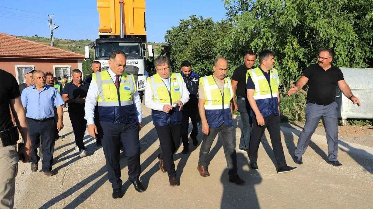 Çankırı'da Köy Yolları Yenileniyor: Vali Çakırtaş Küçüklü Köyü'ndeki Çalışmaları İnceledi Çankırı'da Köy Yolları Yenileniyor: Vali Çakırtaş Küçüklü Köyü'ndeki Çalışmaları İnceledi