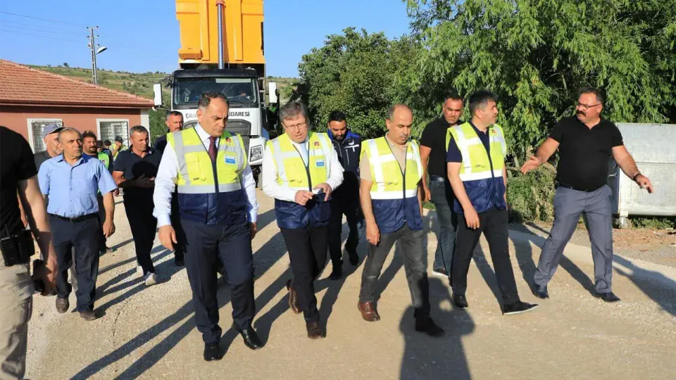 Çankırı'da Köy Yolları Yenileniyor: Vali Çakırtaş Küçüklü Köyü'ndeki Çalışmaları İnceledi görseli