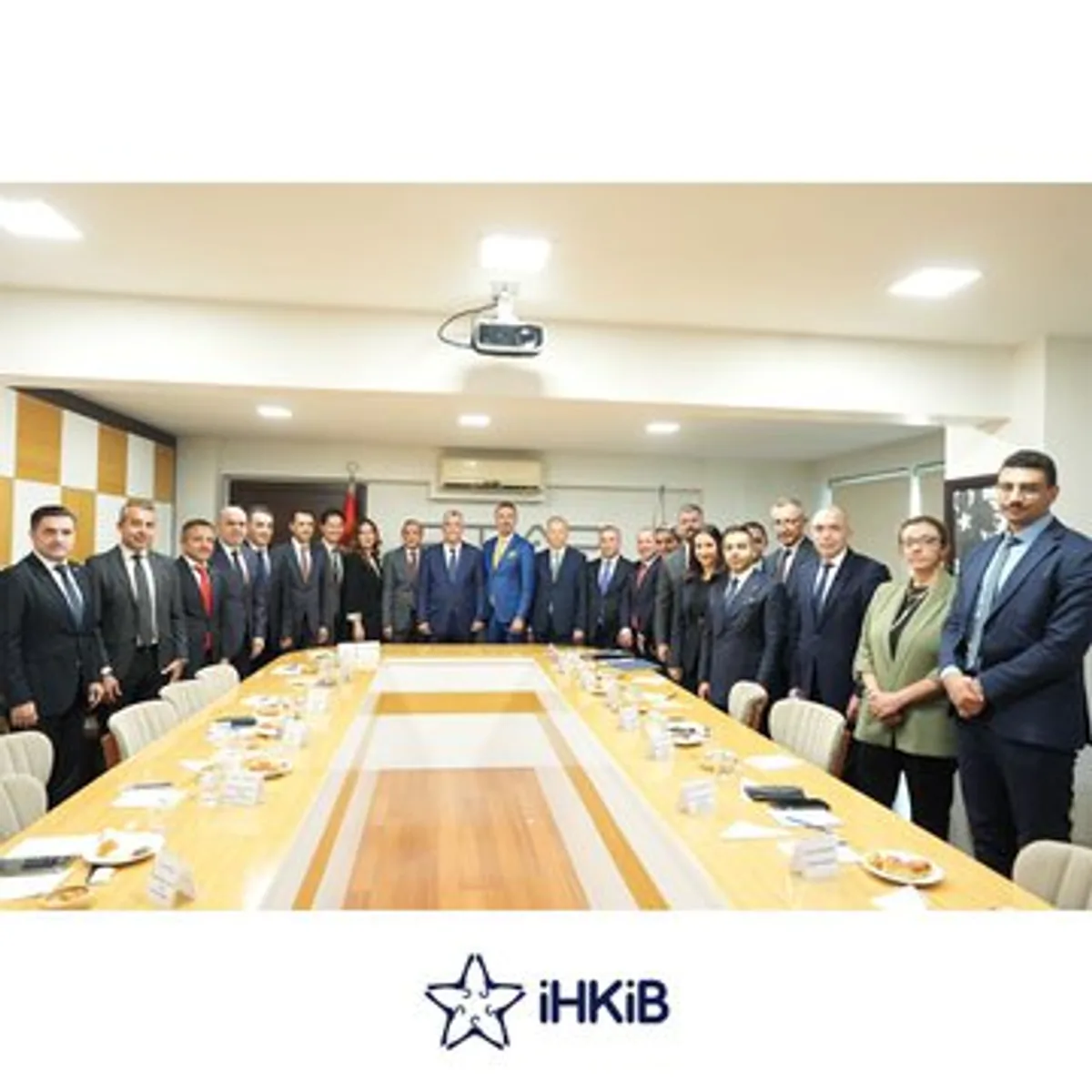 İstanbul Hazır Giyim ve Konfeksiyon İhracatçıları Birliği Başkan Yardımcısı Mustafa Paşahan, Ticaret Bakanı Prof. Dr. Ömer Bolat ve Ticaret Bakan Yardımcısı Volkan Ağar ile birlikte Osmanbey Tekstilci İş İnsanları Derneği'ni ziyaret etti. İstanbul Hazır Giyim ve Konfeksiyon İhracatçıları Birliği Başkan Yardımcısı Mustafa Paşahan, Ticaret Bakanı Prof. Dr. Ömer Bolat ve Ticaret Bakan Yardımcısı Volkan Ağar ile birlikte Osmanbey Tekstilci İş İnsanları Derneği'ni ziyaret etti.