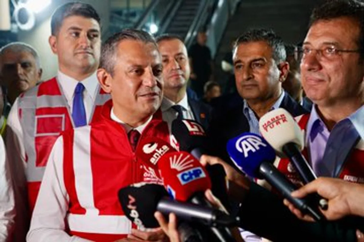 CHP Genel Başkanı Özgür Özel ve İstanbul Büyükşehir Belediye Başkanı Ekrem İmamoğlu Ümraniye-Ataşehir-Göztepe metro hattında incelemelerde bulundu CHP Genel Başkanı Özgür Özel ve İstanbul Büyükşehir Belediye Başkanı Ekrem İmamoğlu Ümraniye-Ataşehir-Göztepe metro hattında incelemelerde bulundu