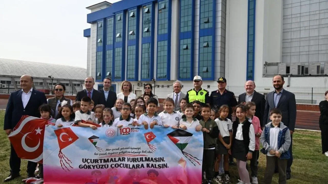Edirne'de 'Gökyüzü Çocuklara Kalsın' mesajı: Binlerce öğrenci Gazze için uçurtma uçurdu Edirne'de 'Gökyüzü Çocuklara Kalsın' mesajı: Binlerce öğrenci Gazze için uçurtma uçurdu