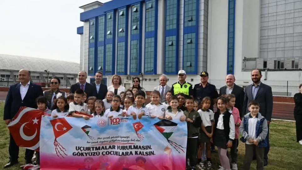 Edirne'de 'Gökyüzü Çocuklara Kalsın' mesajı: Binlerce öğrenci Gazze için uçurtma uçurdu görseli