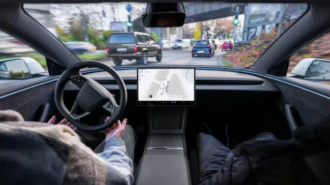 Tesla FSD Avrupa Yolculuğunda: Fransa ve AB Regülasyonları Engelini Aşabilecek mi?