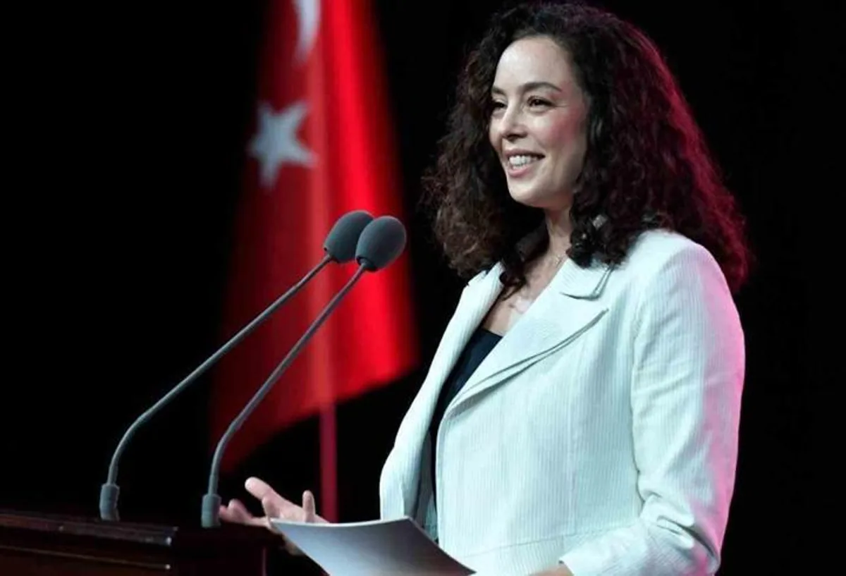 Eski Türkiye ve Dünya Güzeli Azra Akın Normal Doğum Eylem Planı Tanıtım Toplantısında Eski Türkiye ve Dünya Güzeli Azra Akın Normal Doğum Eylem Planı Tanıtım Toplantısında