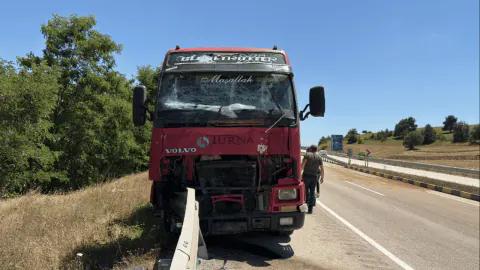 Kastamonu'da Traktör ve Tır Çarpışması: Sürücü Hayatını Kaybetti