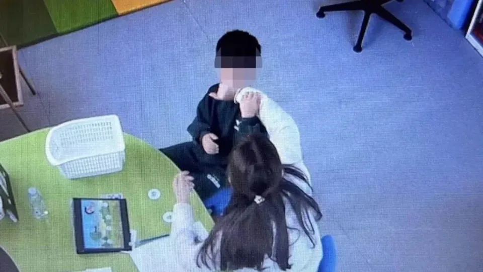 Mersin'de otizmli çocuğu darp ettiği iddiasıyla tutuklu eğitmen 4. duruşmada basını suçladı görseli