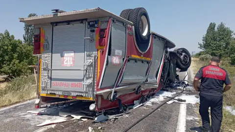 İzmir Bergama'da itfaiye aracı devrildi: 2 personel yaralı
