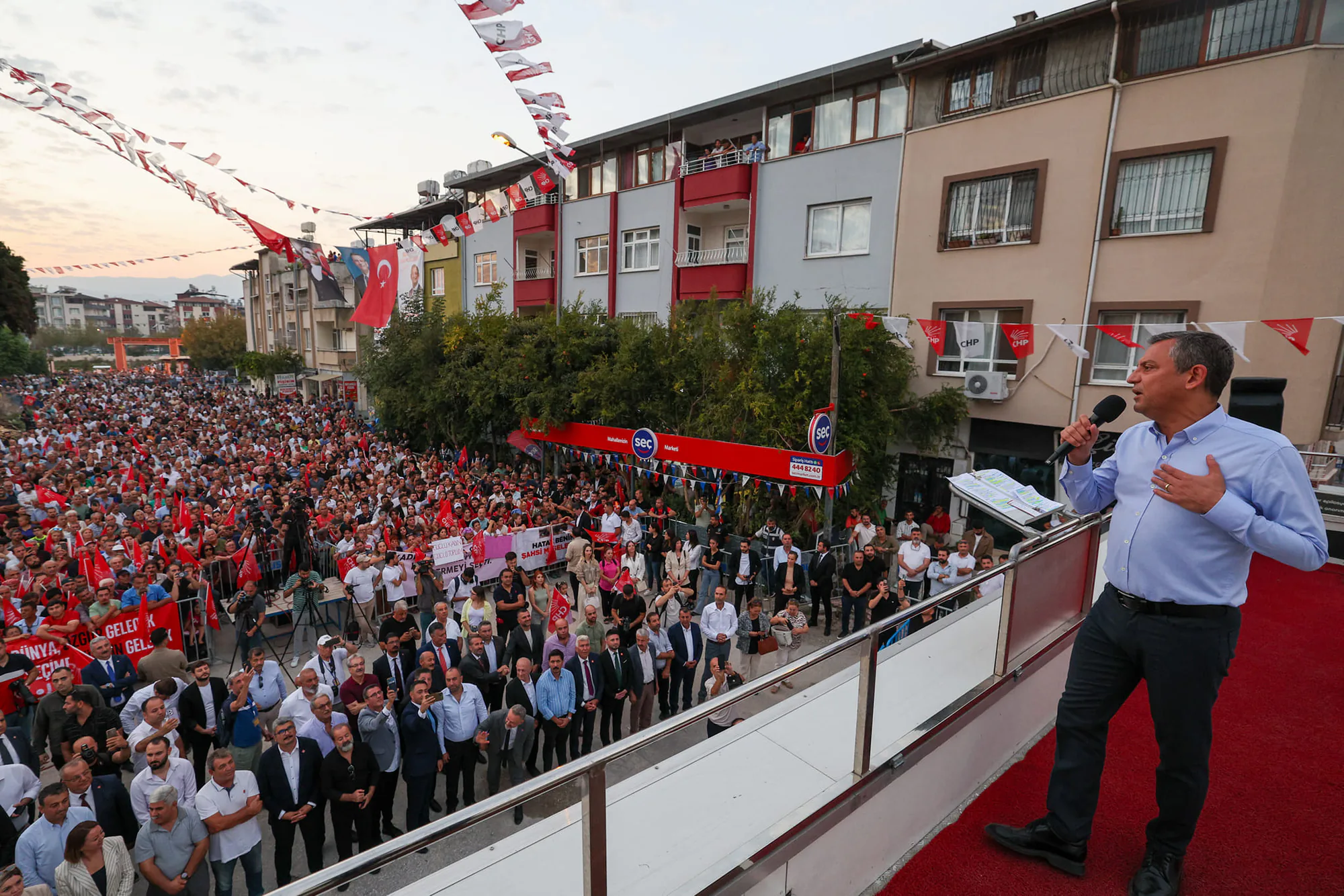 CHP Genel Başkanı, Hatay İl Başkanlığını ziyaret etti ve Hatay'da yaşanan sıkıntıları eleştirdi CHP Genel Başkanı, Hatay İl Başkanlığını ziyaret etti ve Hatay'da yaşanan sıkıntıları eleştirdi