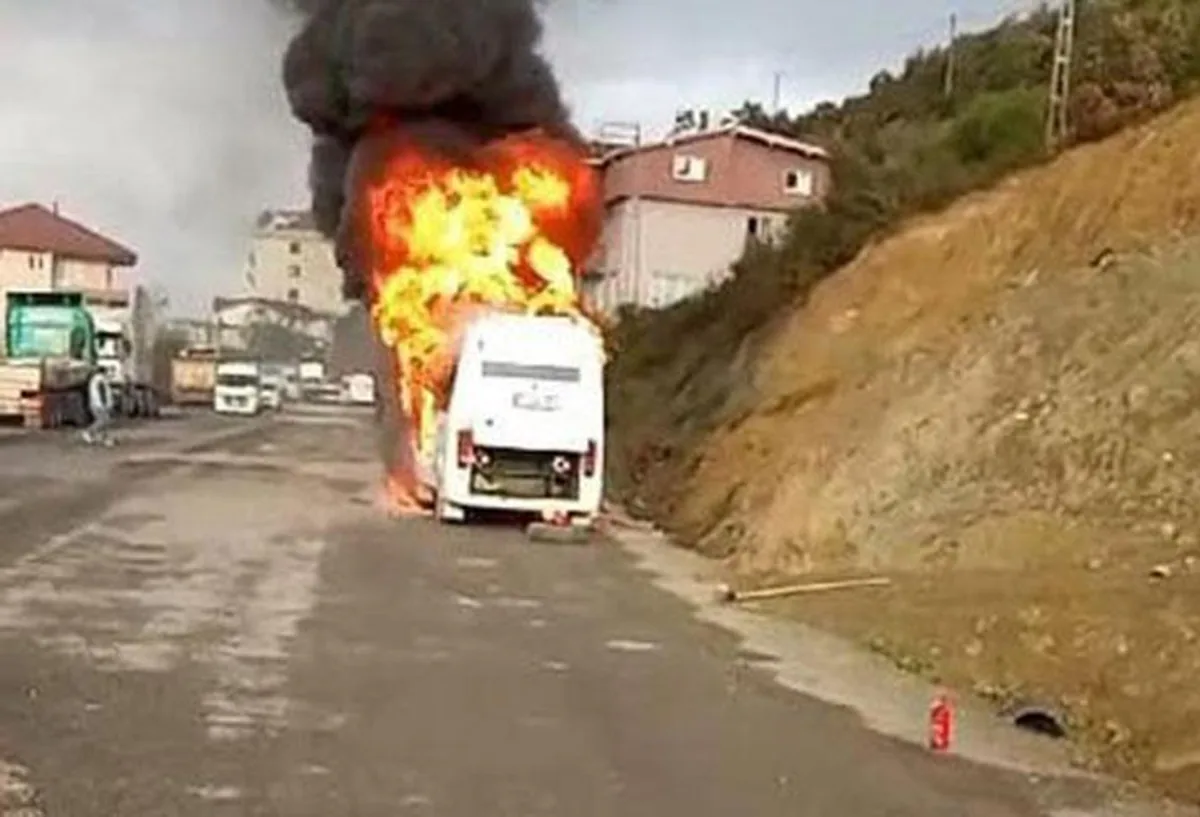 Zonguldak'ta Organize Sanayi Bölgesi'nde Servis Aracı Alev Aldı Zonguldak'ta Organize Sanayi Bölgesi'nde Servis Aracı Alev Aldı