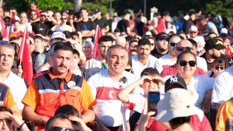 Adana'da Milli Heyecan: Dev Ekranlar Kuruldu, Binlerce Kişi Tek Yürek Oldu
