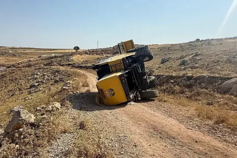 Kurtalan'da Korkutan Kaza: Hasat Yapan Biçerdöver Devrildi