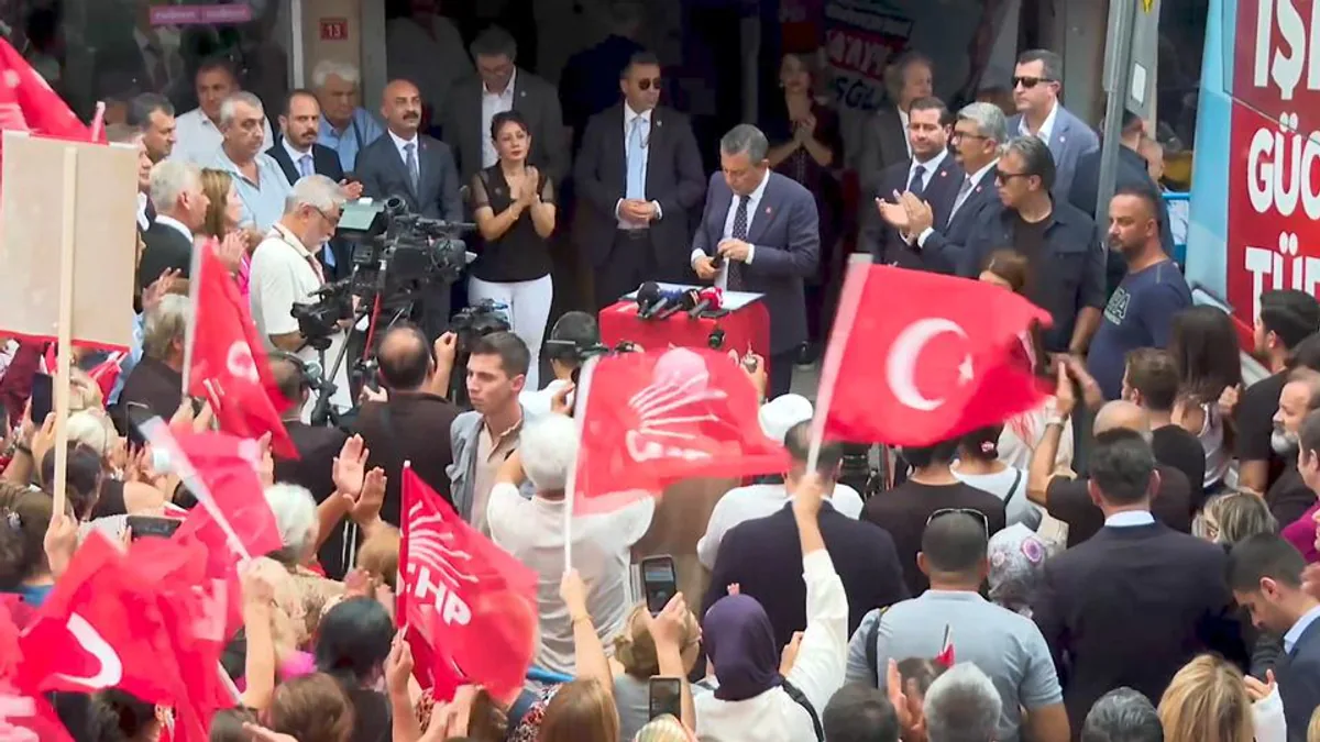 CHP Genel Başkanı Özgür Özel, Türkiye'nin İstanbul Sözleşmesi'ne Geri Dönmesini İstedi CHP Genel Başkanı Özgür Özel, Türkiye'nin İstanbul Sözleşmesi'ne Geri Dönmesini İstedi