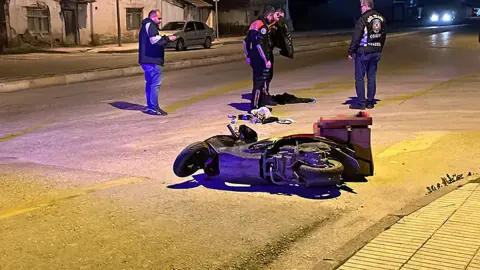 Çorum'da trafik kontrolünde 'dur' ihtarına uymayan motosiklet polis memuruna çarptı