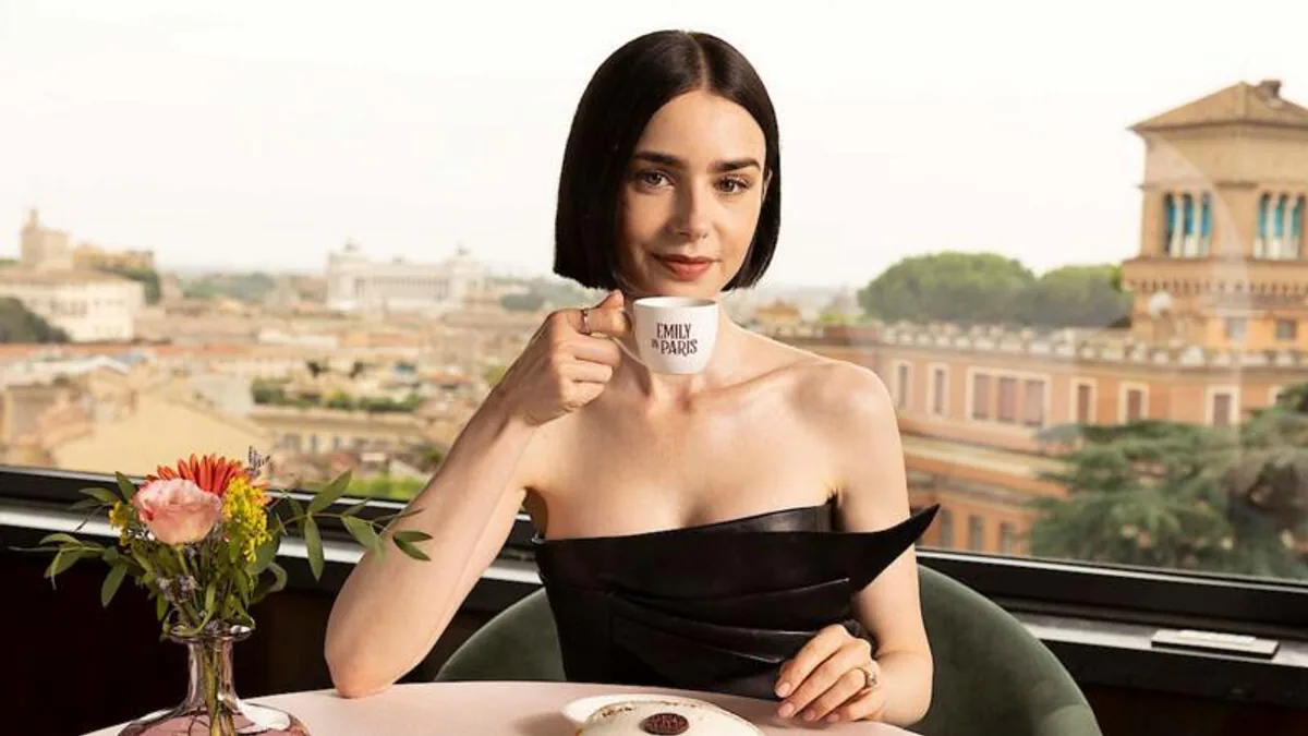 "Emily in Paris" Dizisi İki Avrupa Ülkesi Arasında Kültürel Bir Tartışma Yaratıyor "Emily in Paris" Dizisi İki Avrupa Ülkesi Arasında Kültürel Bir Tartışma Yaratıyor