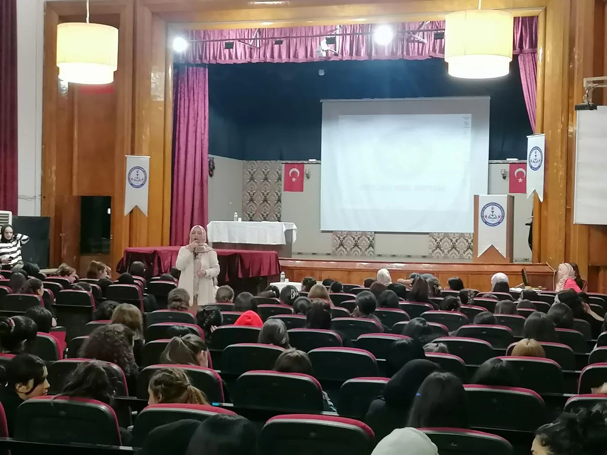 Manisa'da Liseli Gençler Peygamberimizi Anmak İçin Bir Etkinlik Düzenledi Manisa'da Liseli Gençler Peygamberimizi Anmak İçin Bir Etkinlik Düzenledi