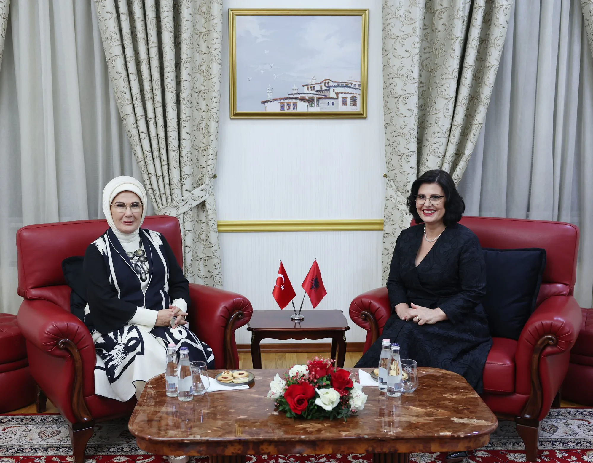 Emine Erdoğan, Arnavutluk Cumhurbaşkanı Eşini Ziyaret Etti Emine Erdoğan, Arnavutluk Cumhurbaşkanı Eşini Ziyaret Etti